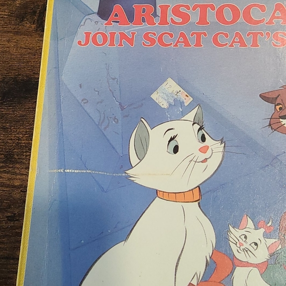 Lot of 4 vintage Walt Disney books. - Picture 12 of 13